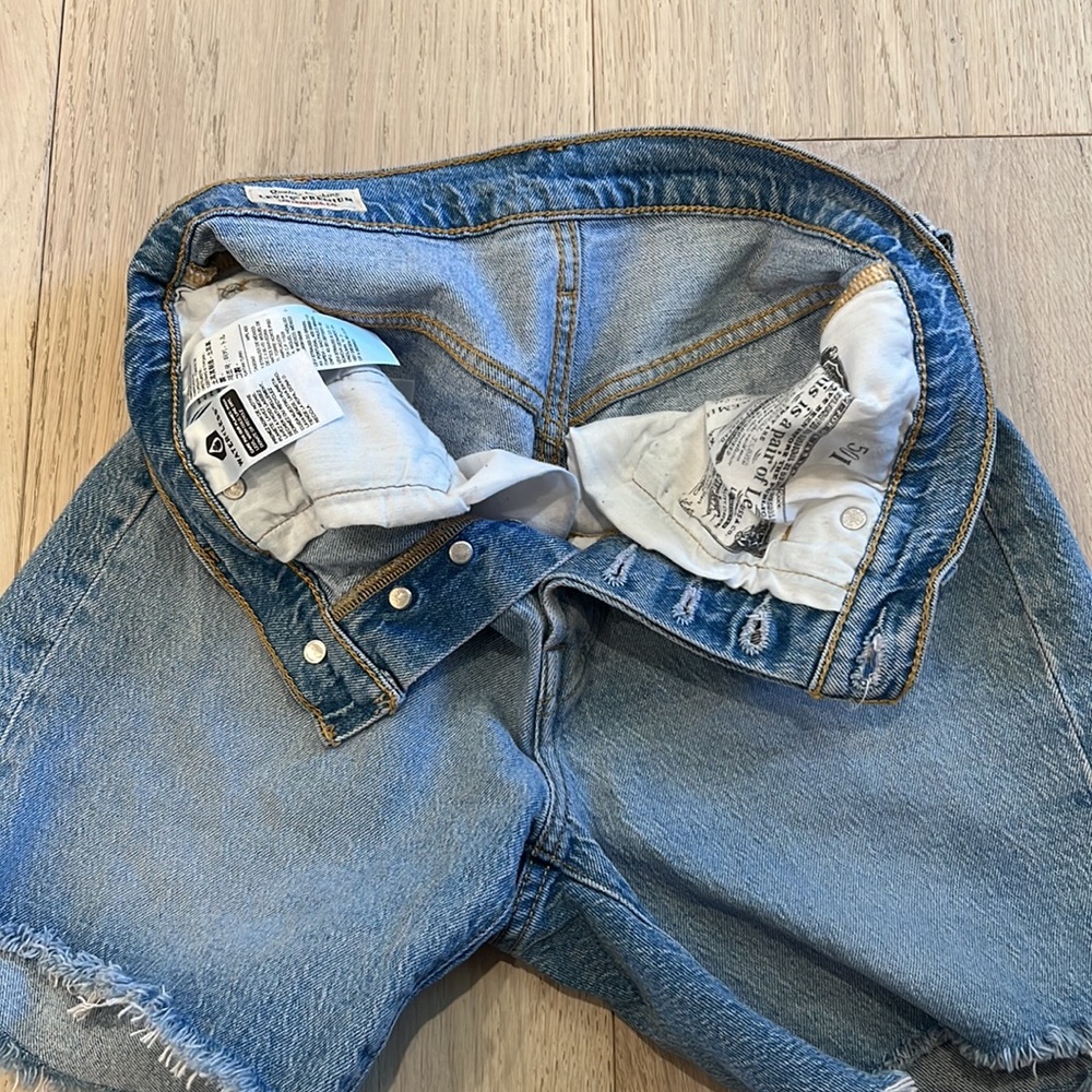 Levi’s 501 Button Fly Frayed Denim Shorts in Size 25 - Picture 6 of 12